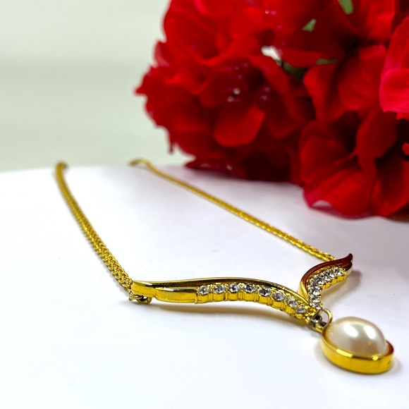Vendome Signed Vintage Chevron Gold Plated Necklace with Crystal and Pearl - Picture 3 of 7
